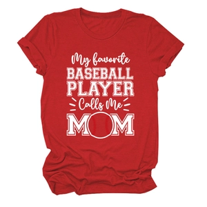 Détail d'un t-shirt rouge baseball pour maman avec imprimé blanc sur fond blanc uni