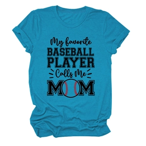 Gros plan du texte graphique de baseball et de la texture du tissu sur un t-shirt bleu