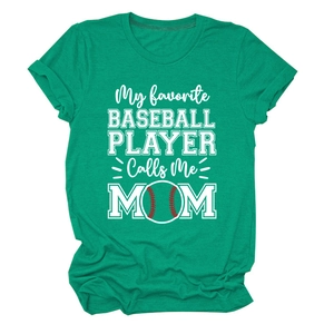 Détail d'un t-shirt vert avec inscription My favorite baseball player calls me Mom et motif balle