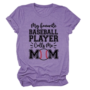 Détail du t-shirt violet avec l'imprimé 'My favorite Baseball Player calls me Mom'
