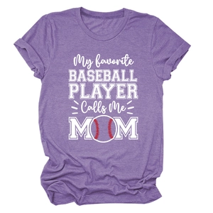 T-shirt baseball violet chiné avec texte My Favorite Baseball Player Calls Me Mom imprimé