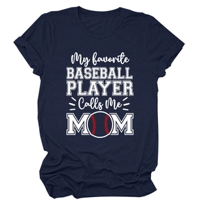 Détail du t-shirt bleu marine avec imprimé My favorite BASEBALL PLAYER Calls Me MOM