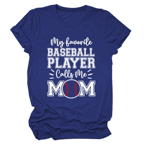 Détail d'un t-shirt en coton bleu marine avec imprimé My Favorite Baseball Player