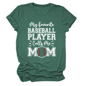 Détail d'un t-shirt maman baseball vert foncé avec impression My Favorite Player