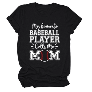Détail du t-shirt noir en coton avec l'imprimé My Favorite Baseball Player Calls Me Mom
