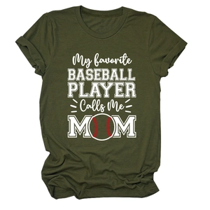Détail du t-shirt vert armée Baseball Mom avec graphisme blanc créatif et icône de baseball