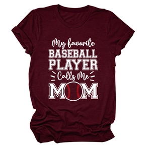 Détail du t-shirt bordeaux avec inscription My Favorite Baseball Player Calls Me Mom
