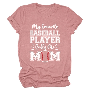 Détail du t-shirt coton rose poudré avec imprimé My Favorite Baseball Player Calls Me Mom