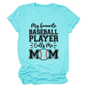 Détail d'un t-shirt bleu lagon en coton avec imprimé baseball et manches retroussées