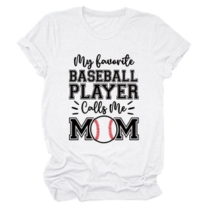 Détail d'un t-shirt blanc en coton avec imprimé 'My Favorite Baseball Player Calls Me Mom'