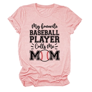 Détail d'un t-shirt rose pour maman de baseball montrant le tissu et l'imprimé artistique