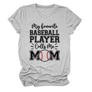 Détail d'un t-shirt gris baseball mom montrant le texte imprimé et le cœur baseball
