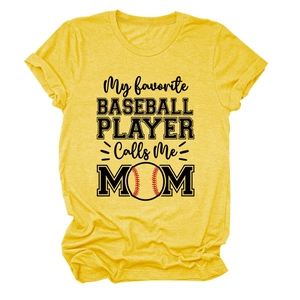 Détail du t-shirt jaune Baseball Mom avec texte artistique et motif de baseball imprimé