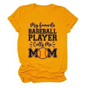 Détail d'un t-shirt jaune en coton avec imprimé My Favorite Baseball Player Calls Me Mom
