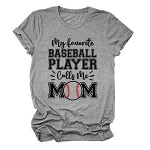 Détail du t-shirt gris maman de baseball avec texte graphique et texture en maille douce