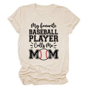 Détail du slogan My Favorite Baseball Player sur un t-shirt beige pour femme