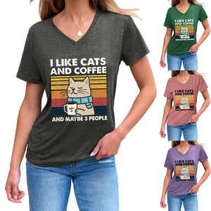 Détails des quatre couleurs disponibles pour le t-shirt col V imprimé chat et café