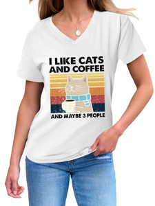 Gros plan du t-shirt blanc à col en V avec motif graphique chat et café pour femmes