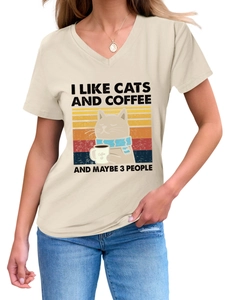 Détail d'un t-shirt beige à col en V avec un motif rétro de chat et de café