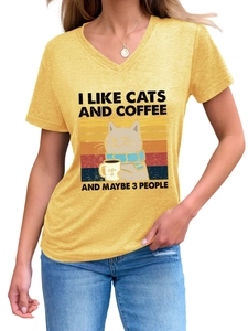 Détail du t-shirt jaune à col en V avec imprimé vintage I Like Cats and Coffee