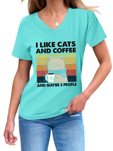 Détail du t-shirt col en V en coton avec imprimé rétro chat et café en bleu lagon éclatant