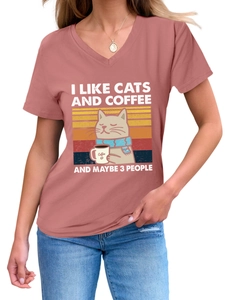 Détail d'un t-shirt à col en V rose poudré avec imprimé rétro d'un chat et de café