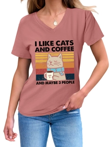 Détail du t-shirt col en V rose poudré avec imprimé rétro de chat et de café