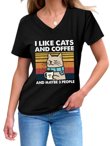 Détail du t-shirt col en V avec imprimé chat café rétro et texture en coton doux