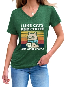 Détail du t-shirt vert foncé col en V avec imprimé vintage chat et café rétro