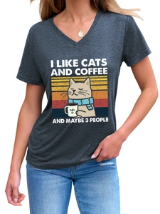 Détail du t-shirt gris à col en V avec motif vintage chat buvant du café et coucher de soleil