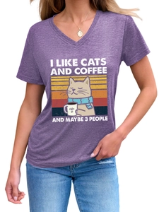 Détail du t-shirt violet à col en V avec imprimé graphique vintage chat et café