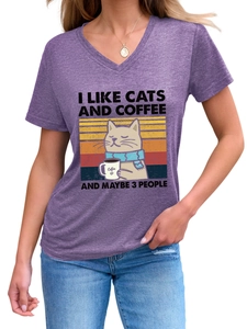 Détail du t-shirt violet col V avec graphique vintage I Like Cats and Coffee