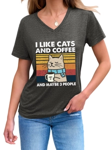 Détail du t-shirt gris à col en V avec imprimé chat et café sur rayures vintage