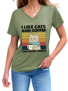 Détail du t-shirt col V vert chiné avec imprimé chat de dessin animé rétro et café