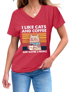 Détail du t-shirt col V rouge chiné avec motif rétro de chat et de café