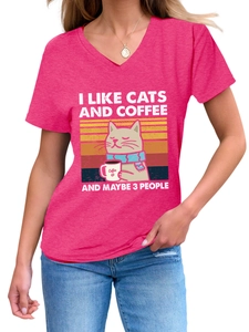 Détail d'un t-shirt rose à col en V avec graphique chat et café vintage et texture chinée