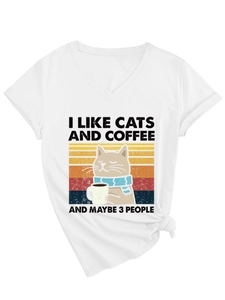 Détail du t-shirt blanc col V avec ourlet noué et imprimé chat buvant du café
