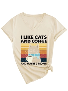 Détail du t-shirt blanc crème à col en V avec graphique chat café et imprimé vintage