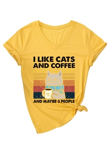 Détail du t-shirt jaune à col en V avec imprimé chat café et ourlet noué stylé