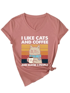 Détail du t-shirt col en V vieux rose avec motif graphique de chat et de café