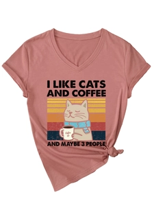 Détail du t-shirt rose à col en V avec ourlet noué et imprimé chat et café rigolo