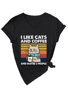Détail du t-shirt noir col en V avec imprimé chat café et nœud élégant à la taille