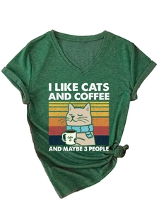 Détail du t-shirt vert foncé à col en V avec un motif de chat buvant du café mignon