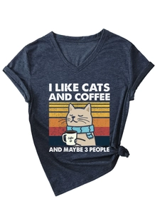 Détail d'un t-shirt col en V montrant l'illustration de chat rétro et le texte de café