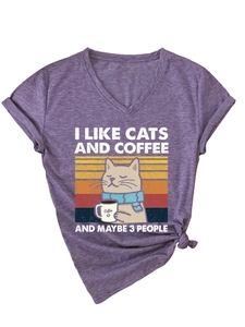 Détail du t-shirt violet chiné à col en V avec motif chat rétro et nœud sur l'ourlet bas