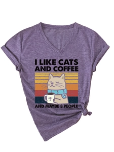 Détail de l'imprimé chat et café vintage sur un t-shirt violet à col en V pour femmes