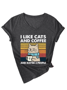 Détail du t-shirt col V gris chiné avec imprimé I Like Cats and Coffee et noeud à la taille
