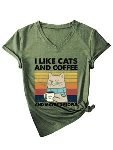 Détail du t-shirt vert armée col en V avec imprimé vintage chat et café rétro