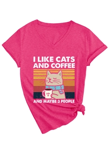Détail d'un t-shirt col V rose avec motif chat et café et ourlet noué élégant