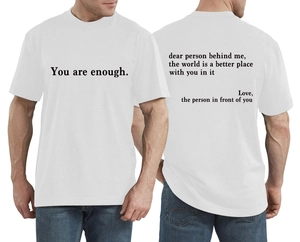Détails de l'imprimé You Are Enough sur un t-shirt oversize en coton blanc